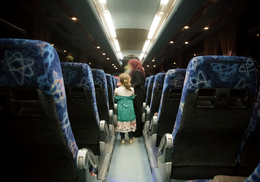 En la foto: miembros de la familia de "Cascos blancos" sirios, rescatados por Israel, a bordo de un autobús que los transportó a Jordania, el 22 de julio. (Fuente de la imagen: FDI)