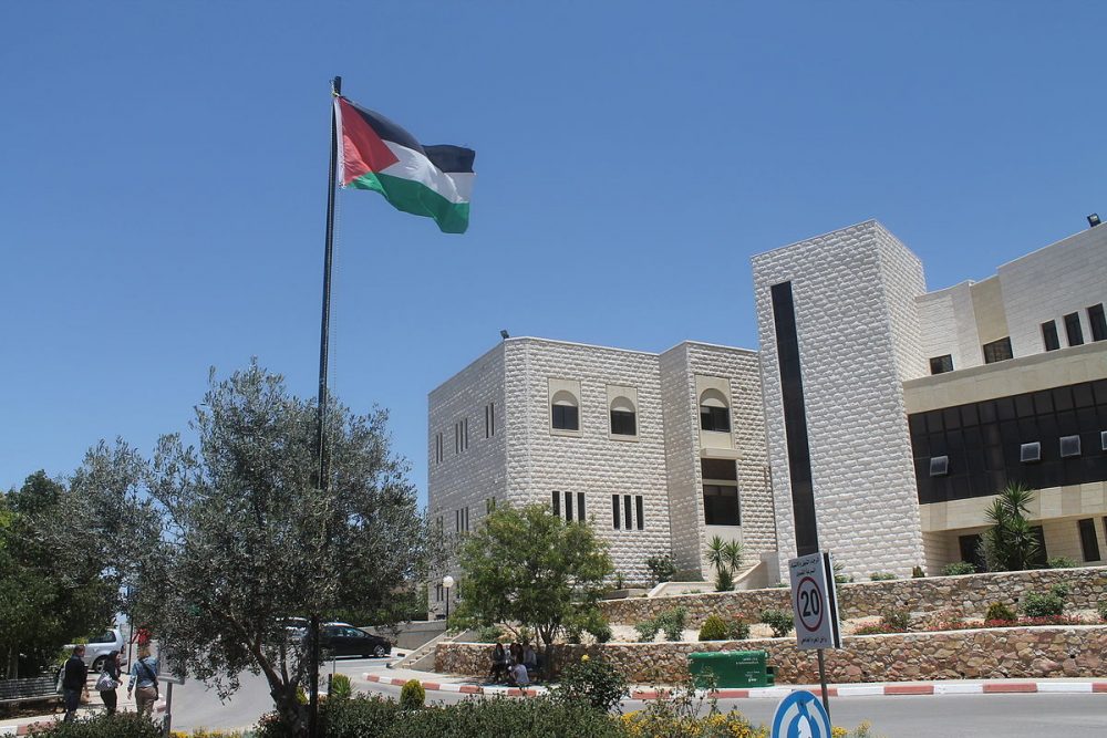 Como parte del esfuerzo continuo de la Autoridad Palestina para silenciar e intimidar a sus críticos y rivales políticos, un grupo de estudiantes de la Universidad Bir Zeit (en la foto) han sido arrestados o citados para ser interrogados por las fuerzas de seguridad de la Autoridad Palestina. (Fuente de la imagen: Oromiya321 / Wikimedia Commons)