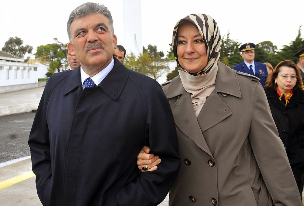 El presidente de Turquía desde 2007 hasta 2014, Abdullah Gül (izquierda), era un hombre de 30 años cuando se casó con su esposa Hayrünnisa (derecha) cuando tenía 15 años. (Foto de la oficina de prensa de la OTAN a través de Getty Images)