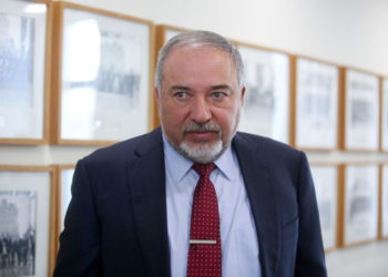 Liberman dice que Israel debería cerrar su embajada irlandesa