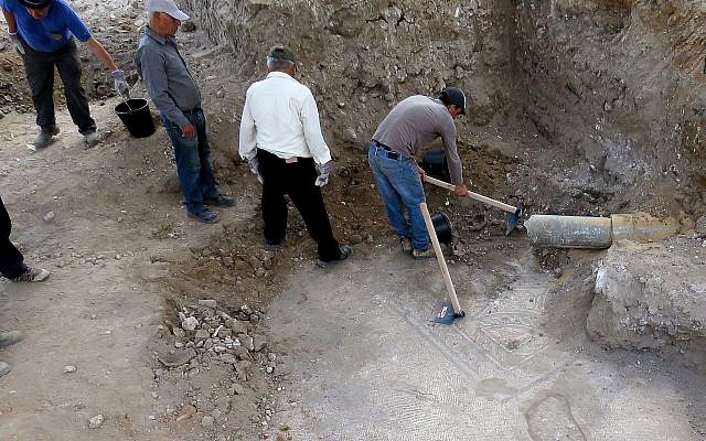 El borde del mosaico Lod recién expuesto está expuesto. (Niki Davidov, IAA)