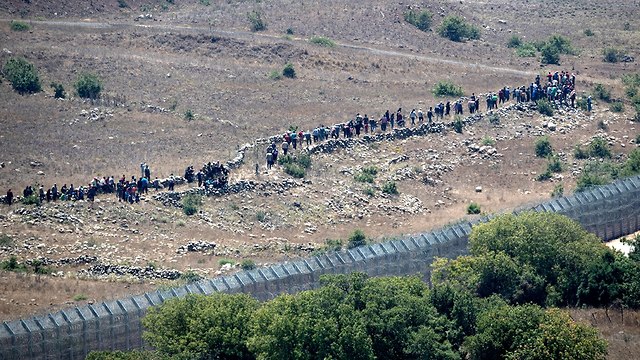 Refugiados sirios acercándose a la frontera con Israel (Foto: EPA)