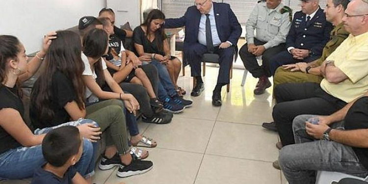 'No puede haber consuelo para su dolor', dice Rivlin a familia de soldado asesinado