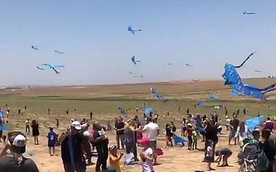 Los israelíes participan en una manifestación cerca de la frontera de Gaza que pide el regreso de los cuerpos de soldados de las FDI detenidos por Hamás el 6 de julio de 2018. (Captura de pantalla: Twitter)