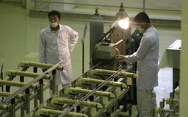 Técnicos iraníes que trabajan en una instalación que produce combustible de uranio para un reactor nuclear de agua pesada planificado, en las afueras de Isfahan, en 2009. (AP / Vahid Salemi)