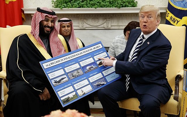 El presidente de Estados Unidos, Donald Trump, muestra un gráfico que destaca las ventas de armas a Arabia Saudita durante una reunión con el príncipe heredero saudí Mohammed bin Salman en la Oficina Oval de la Casa Blanca, el 20 de marzo de 2018, en Washington. (AP Photo / Evan Vucci)