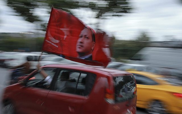 Los partidarios del presidente de Turquía y del gobernante Partido Justicia y Desarrollo, o AKP, el líder Recep Tayyip Erdogan celebran frente a la sede del partido en Estambul, el 24 de junio de 2018. (AP Photo / Emrah Gurel)