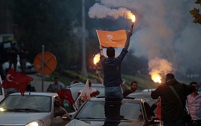 Los partidarios del presidente de Turquía y del gobernante Partido Justicia y Desarrollo, o AKP, el líder Recep Tayyip Erdogan celebran frente a la sede del partido en Estambul, el 24 de junio de 2018. (AP Photo / Emrah Gurel)