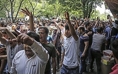 Un grupo de manifestantes grita consignas en el antiguo gran bazar en Teherán, Irán, el 25 de junio de 2018. (Agencia de noticias del trabajo iraní vía AP)