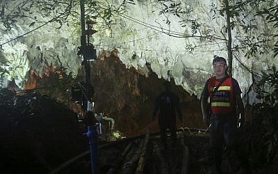 La policía tailandesa vigila la entrada a un complejo de cuevas donde 12 niños y su entrenador de fútbol desaparecieron, en Mae Sai, provincia de Chiang Rai, en el norte de Tailandia, el 1 de julio de 2018. (AP Photo / Sakchai Lalit)