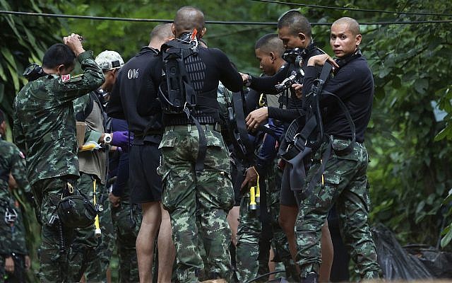 Los equipos de rescate preparan equipo de buceo a la entrada de un complejo de cuevas en el que 12 niños y su entrenador de fútbol quedan atrapados en Mae Sai, provincia de Chiang Rai, en el norte de Tailandia, el 4 de julio de 2018. (AP Photo / Sakchai Lalit)