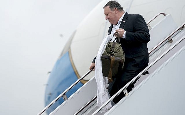 El Secretario de Estado de los Estados Unidos Mike Pompeo llega a la Base de la Fuerza Aérea de Yokota en Fussa, Japón, el viernes 6 de julio de 2018, para una parada de reabastecimiento en su camino a Pyongyang, Corea del Norte. (AP Photo / Andrew Harnik, Pool)