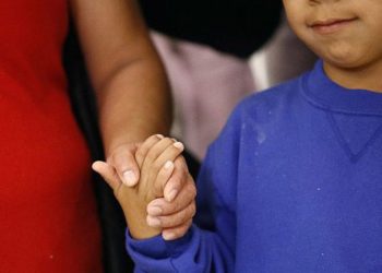 Decenas de niños inmigrantes en Estados Unidos se reunirán con sus padres