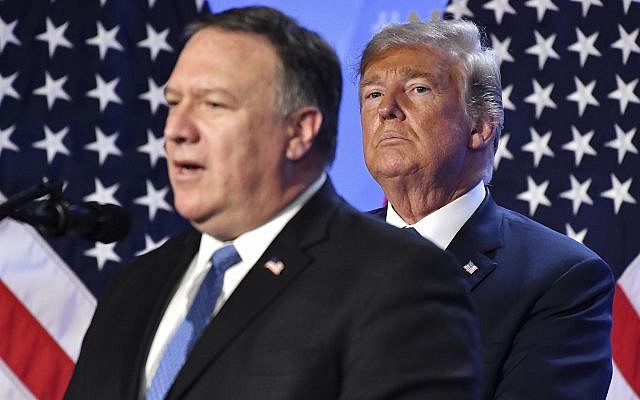 El presidente estadounidense, Donald Trump, escucha al Secretario de Estado Mike Pompeo durante la conferencia de prensa después de una cumbre de jefes de estado y gobierno en la sede de la OTAN en Bruselas, Bélgica, el 12 de julio de 2018. (Geert Vanden Wijngaert / AP)