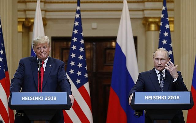 El presidente estadounidense, Donald Trump, a la izquierda, escucha al presidente ruso, Vladimir Putin, durante una conferencia de prensa después de su reunión en el Palacio Presidencial en Helsinki, Finlandia, el 16 de julio de 2018. (AP Photo / Alexander Zemlianichenko)