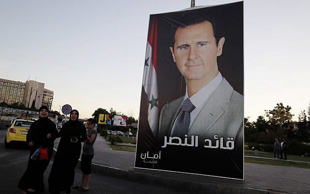 Un cartel del presidente Bashar Assad con árabe que decía: "Líder de la victoria" cuelga en una calle de la plaza Omayyid, Siria, el 18 de julio de 2018. (Hassan Ammar / AP)