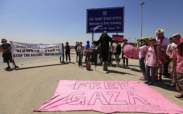 Activistas israelíes y extranjeros, de la Coalición israelí de Mujeres por la Paz y la organización feminista internacional Code Pink, protestan contra el bloqueo israelí de la Franja de Gaza, en el cruce fronterizo de Erez entre Israel y Gaza, en el sur de Israel, el lunes 8 de junio de 2009. (AP / Tsafrir Abayov)