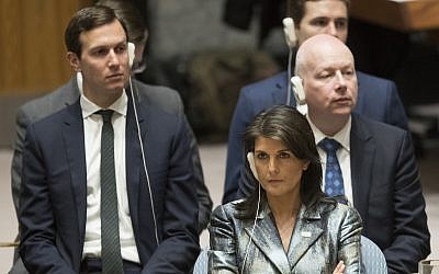 Embajador de las Naciones Unidas Nikki Haley, Jared Kushner, izquierda, y Jason Greenblatt, escuchan mientras el presidente de la Autoridad Palestina Mahmoud Abbas habla durante una reunión del Consejo de Seguridad sobre la situación en Palestina, el martes 20 de febrero de 2018 en la sede de las Naciones Unidas . (Foto AP / Mary Altaffer)