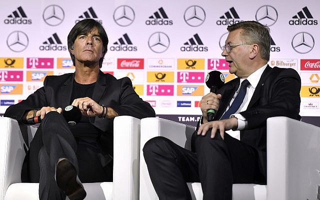 El presidente de DFB (Asociación Alemana de Fútbol) Reinhard Grindel, a la derecha, y el entrenador en jefe Joachim Loew, a la izquierda, asisten a una conferencia de prensa en el Museo Alemán de Fútbol en Dortmund, Alemania, el martes 15 de mayo de 2018 durante la presentación del equipo de Alemania para el Fútbol Copa del Mundo en Rusia. El campeón defensor, Alemania fue eliminada del torneo en la primera ronda (AP Photo / Martin Meissner)