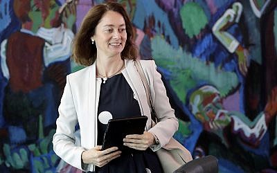 La ministra de Justicia alemana, Katarina Barley, llega a la reunión semanal del gabinete en la Cancillería de Berlín, Alemania, el miércoles 30 de mayo de 2018. (AP Photo / Michael Sohn)