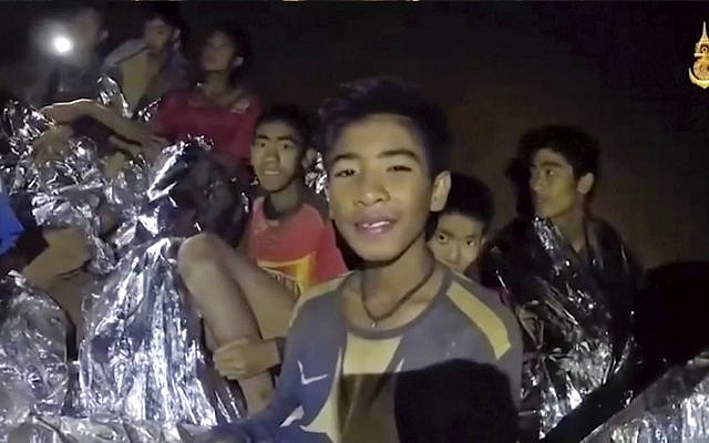 La imagen tomada del video muestra niños tailandeses atrapados dentro de una cueva en Mae Sai, al norte de Tailandia. (Página de Facebook de Royal Thai Navy a través de AP)