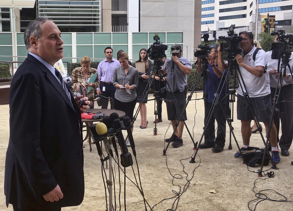 Lee Gelernt, abogado de la Unión de Libertades Civiles Estadounidenses, se dirige a los periodistas después de una audiencia en San Diego, California, el 9 de julio de 2018 (AP Photo / Elliot Spagat)