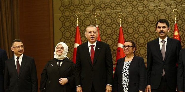 Erdogan nombra ministro de finanzas a su yerno y adquiere nuevos poderes