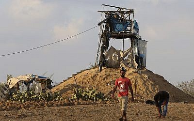 Los palestinos inspeccionan un puesto de observación militar que fue alcanzado por un tanque israelí al este de Khan Younis, al sur de la Franja de Gaza, el viernes 20 de julio de 2018 (AP Photo / Adel Hana)