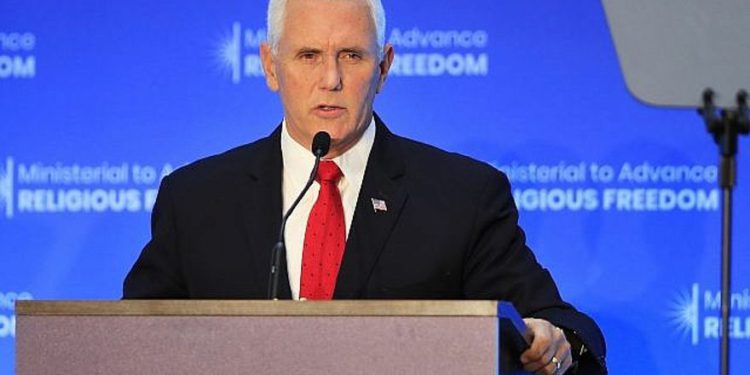 Mike Pence horrorizado por graffiti antisemita en sinagoga de Indiana