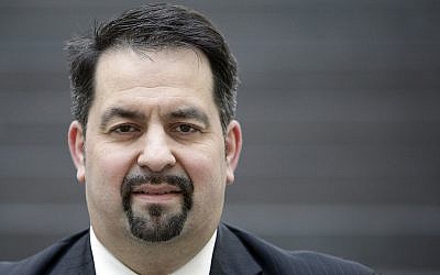 Aiman ​​Mazyek, presidente del Consejo Central de Musulmanes de Alemania, posa para los medios de comunicación antes de una conferencia de prensa en Berlín, Alemania, el 3 de febrero de 2016. (Michael Sohn / AP)