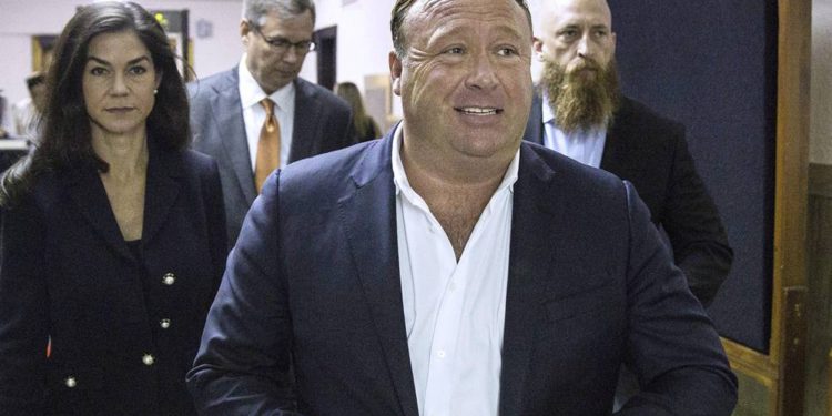 Facebook suspende la cuenta del teórico de la conspiración Alex Jones