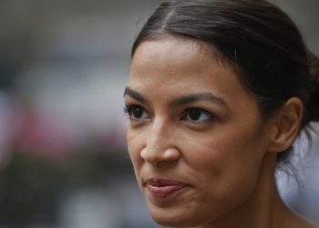 Ocasio-Cortez no lamenta su comentario sobre los campos de concentración