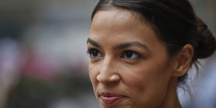 Ocasio-Cortez no lamenta su comentario sobre los campos de concentración