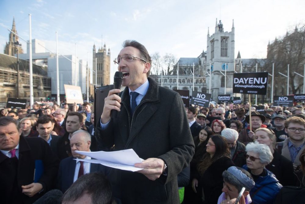 Jonathan Goldstein se dirige a la gran multitud en Parliament Square en la demo #EnoughIsEnough, protestando contra el antisemitismo en el Partido Laborista. Crédito Marc Morris