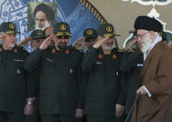 En esta imagen publicada por un sitio web oficial de la oficina del líder supremo iraní el 20 de mayo de 2015, el líder supremo Ayatollah Ali Khamenei, a la derecha, llega a la ceremonia de graduación de los oficiales de la Guardia Revolucionaria, mientras el vicecomandante de la Guardia Revolucionaria, Hossein Salami, segundo a la derecha, ex comandantes de la Guardia Revolucionaria Mohsen Rezaei, segundo a la izquierda, y Yahya Rahim Safavi lo saludan en Teherán, Irán. (Oficina del Líder Supremo iraní a través de AP)