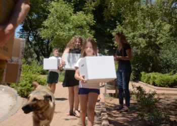 Ejército de Israel entrega ropa y juguetes donados por residentes israelíes del Golán a niños sirios