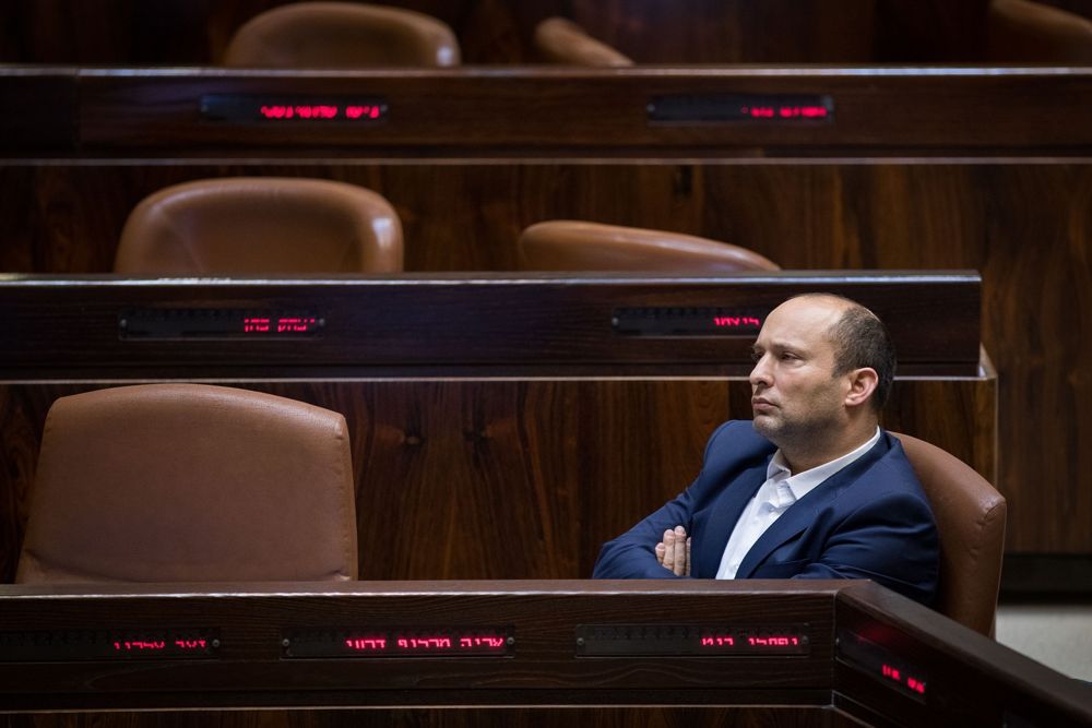 El ministro de Educación, Naftali Bennett, asiste a una sesión plenaria de la Knéset antes de la votación sobre la ley estatal judía, el 18 de julio de 2018 (Hadas Parush / Flash 90)