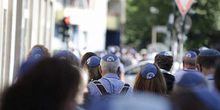 Judíos estadounidenses lideran caminata de solidaridad Kipá en corazón de Berlín