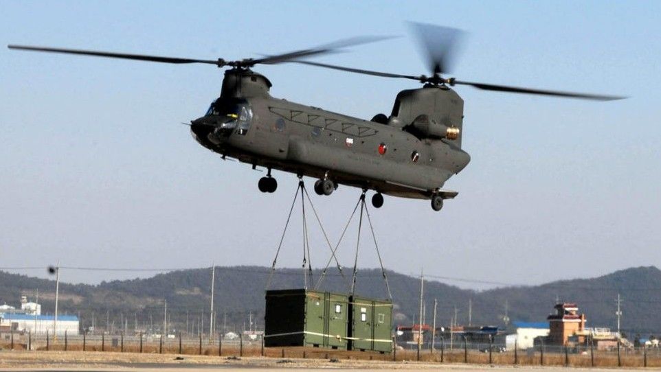 Ilustrativo: Un helicóptero CH-47 Chinook entrega tropas, vehículos y suministros adicionales, la Base Aérea Kunsan, Corea del Sur. (Wikimedia Commons CC BY 2.0 / fotografía de la Fuerza Aérea de EE. UU. / Aviador sénior Steven R. Doty)