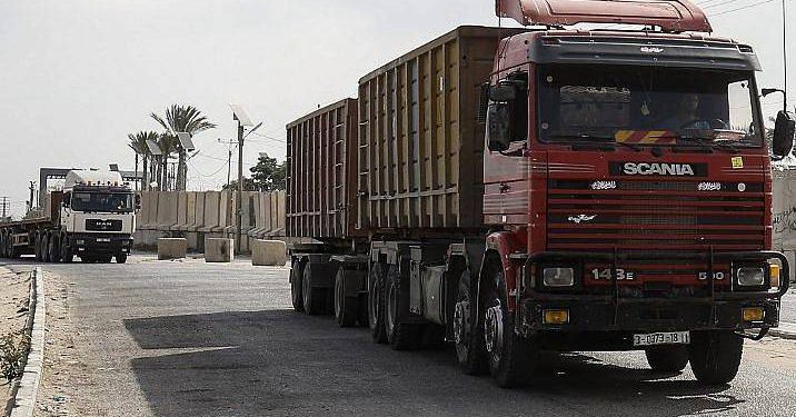 Se ven camiones en la entrada del cruce Kerem Shalom, el principal punto de paso para los bienes que ingresan a Gaza, en la ciudad de Rafah, al sur de la Franja de Gaza, el 17 de julio de 2018. (AFP / Said Khatib)