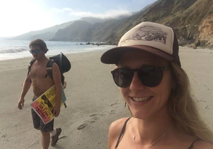 Chelsea Moore venía caminando por la playa con su esposo Chad cuando encontraron a Ángela Hernández, que llevaba una semana allí después del accidente