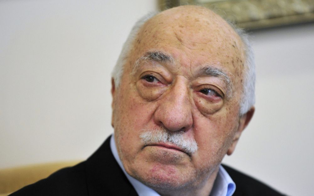 En esta foto de julio de 2016, el clérigo islámico Fethullah Gulen habla a los miembros de los medios en su complejo en Saylorsburg, Pensilvania. (AP Photo / Chris Post)