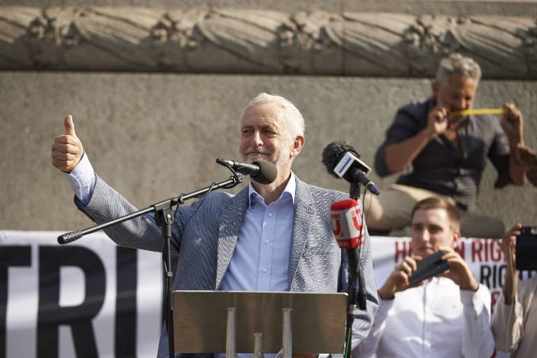El líder opositor británico Jeremy Corbyn dirige al público en Trafalgar Square durante una protesta contra la visita del presidente estadounidense Donald Trump al Reino Unido, el 13 de julio de 2018. (Niklas HALLEN / AFP)