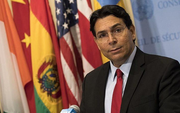 El embajador de Israel en las Naciones Unidas, Danny Danon, habla durante una breve conferencia de prensa antes de una reunión del Consejo de Seguridad en la Sede de las Naciones Unidas, el 24 de julio de 2018 en la ciudad de Nueva York. (Drew Angerer / Getty Images / AFP)