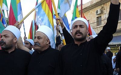 Los drusos cantan en una protesta pro Siria en Majdal Shams en junio de 2015. (Melanie Lidman / Times of Israel)