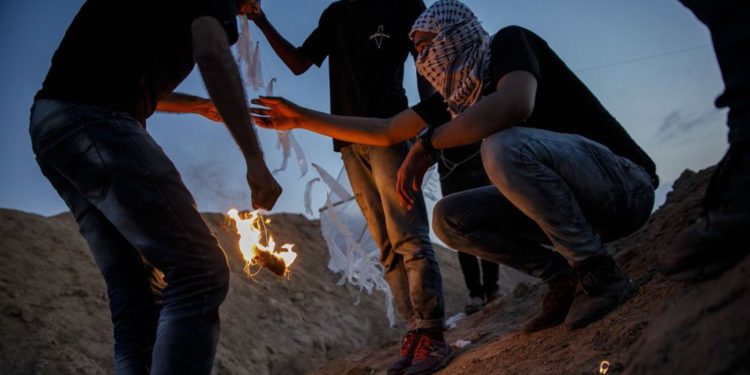 Dos globos incendiarios detonan cerca de la frontera con Gaza