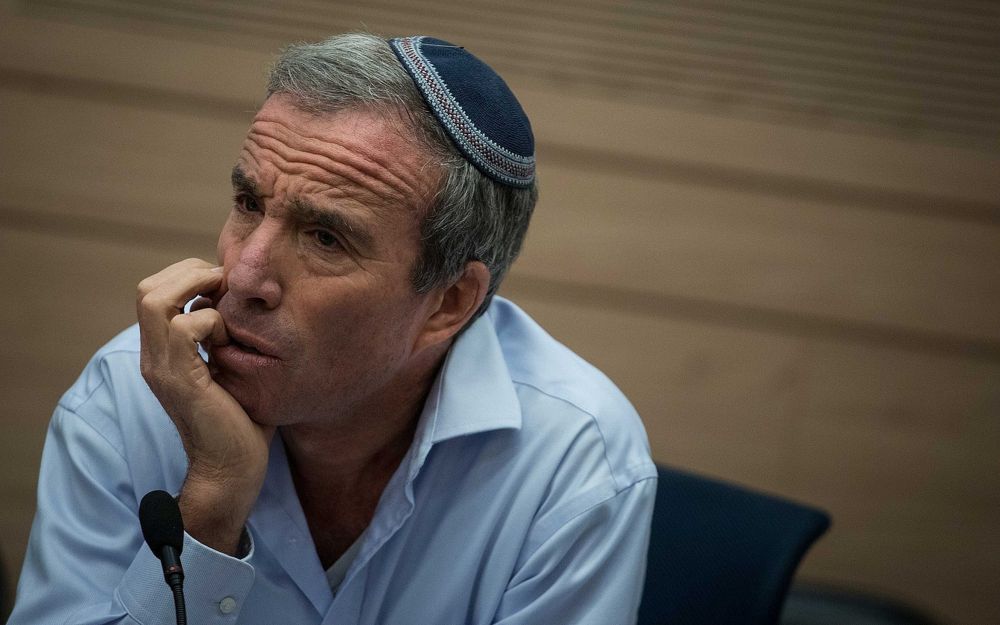 Yesh Atid MK Elazar Stern asiste a una reunión del Comité de Asuntos Exteriores y Defensa de la Knesset el 13 de noviembre de 2017. (Hadas Parush / Flash 90)