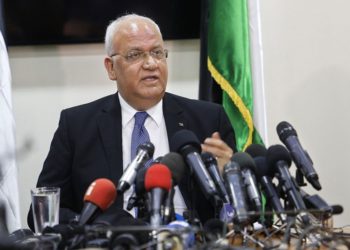 Erekat a las empresas en Judea y Samaria: Salgan de los asentamientos coloniales de Israel