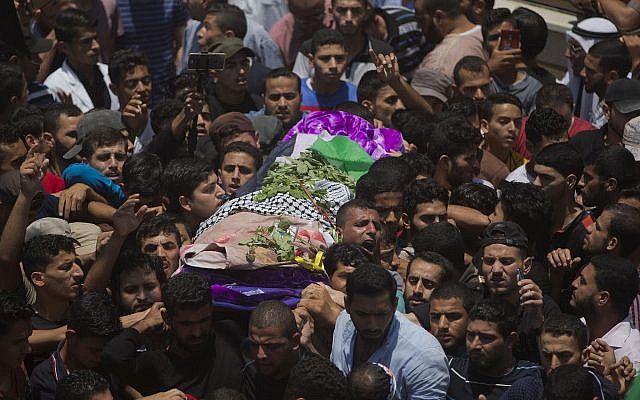 ARCHIVO - Sábado 2 de junio de 2018 foto de archivo, los deudos palestinos portan el cuerpo de la paramédica Razan Najjar, de 21 años, que se ofreció voluntariamente como escudo humano para Hamás, durante su funeral en la ciudad de Khan Younis, en el sur de la Franja de Gaza (AP Photo / Khalil Hamra, archivo)