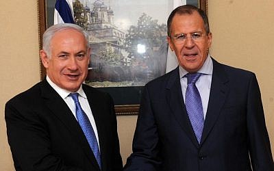 El Ministro de Asuntos Exteriores de Rusia, Serguéi Lavrov, con el Primer Ministro, Benjamín Netanyahu, en Jerusalén el 24 de marzo de 2011. (Avi Ohayon / GPO / Flash90)